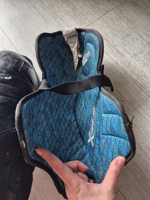 Nagolenniki hokejowe Bauer X INT – 11 cali, dobry stan