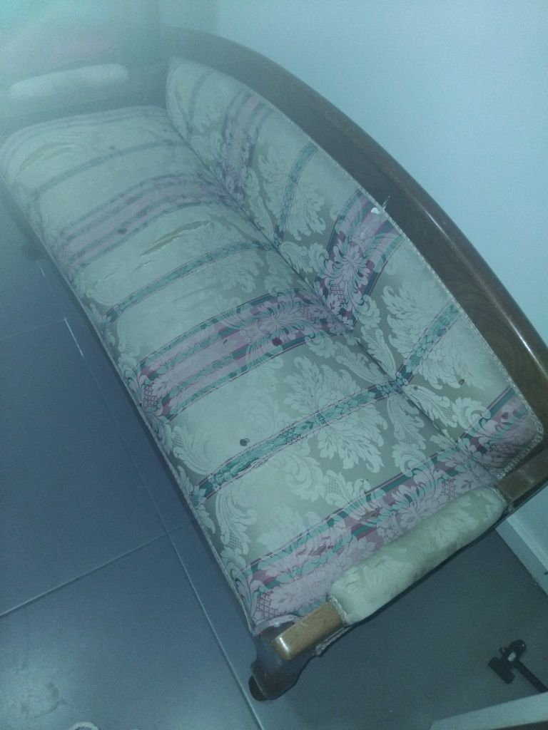 Sofá antigo a precisar de restauro
