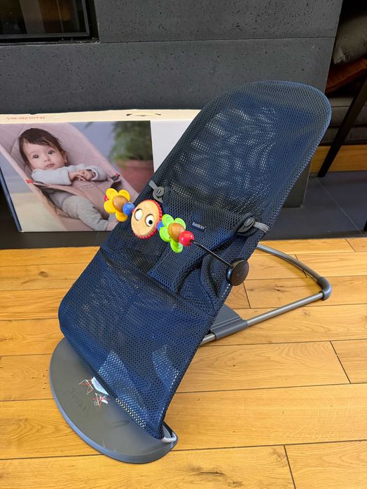 Bujaczek BabyBjorn Bliss Mesh granatowy + zabawka - stan bdb