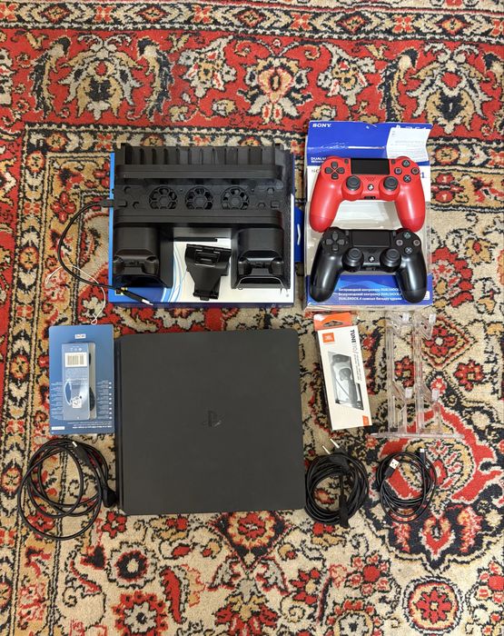 PlayStation 4 Slim 1TB + 2 геймпада + комплект аксессуаров