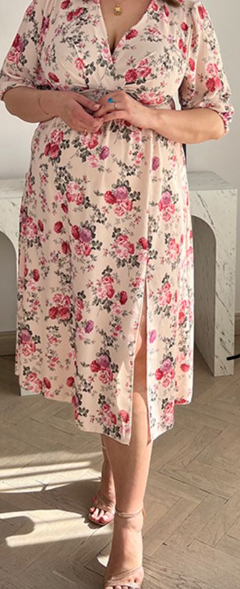 Sukienka plus size midi rozkloszowana z rękawami 3/4 w kwity. Beżowa