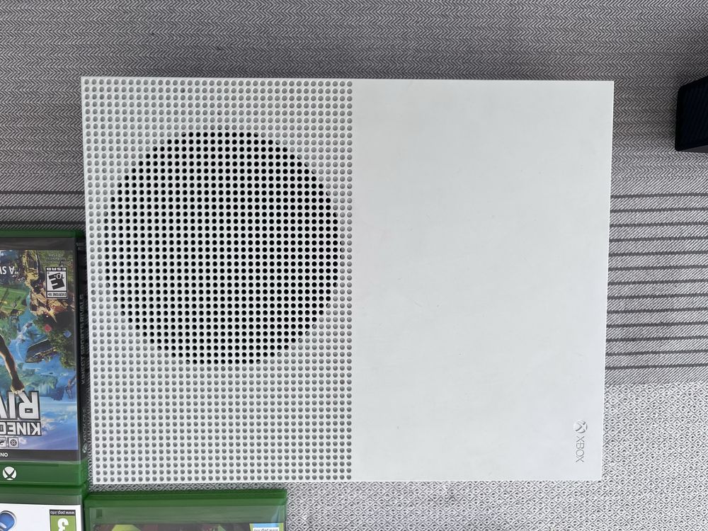 Xbox ONE S 1TB + Kinect + 2 Pady+ Gry