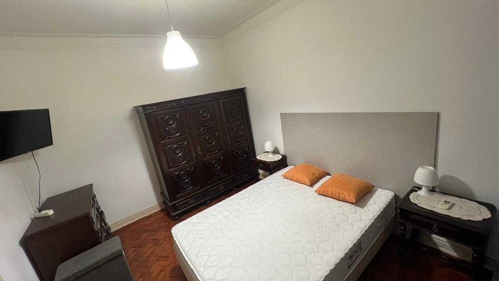 3 Quartos. Excelente Localização: Metro, Comboio e Autocarros