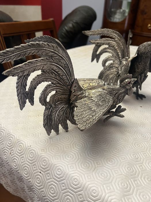 Galos decorativos em estanho