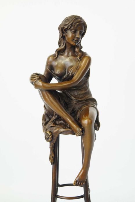 Kobieta na krześle figura z brązu rzeźba AKT Kobiecy