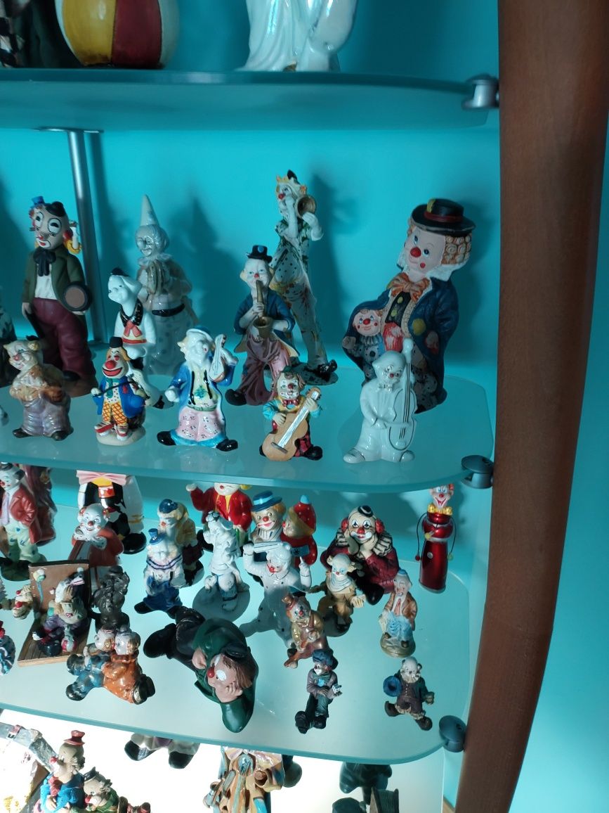 Niepowtarzalna kolekcja figurek klaunów.