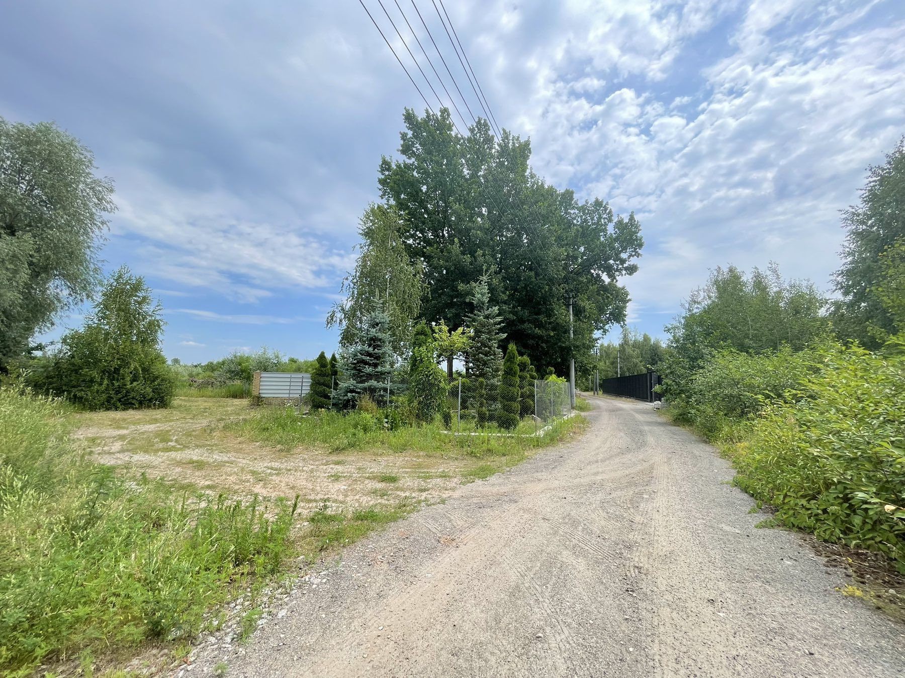 Продам земельну ділянку в Плютах