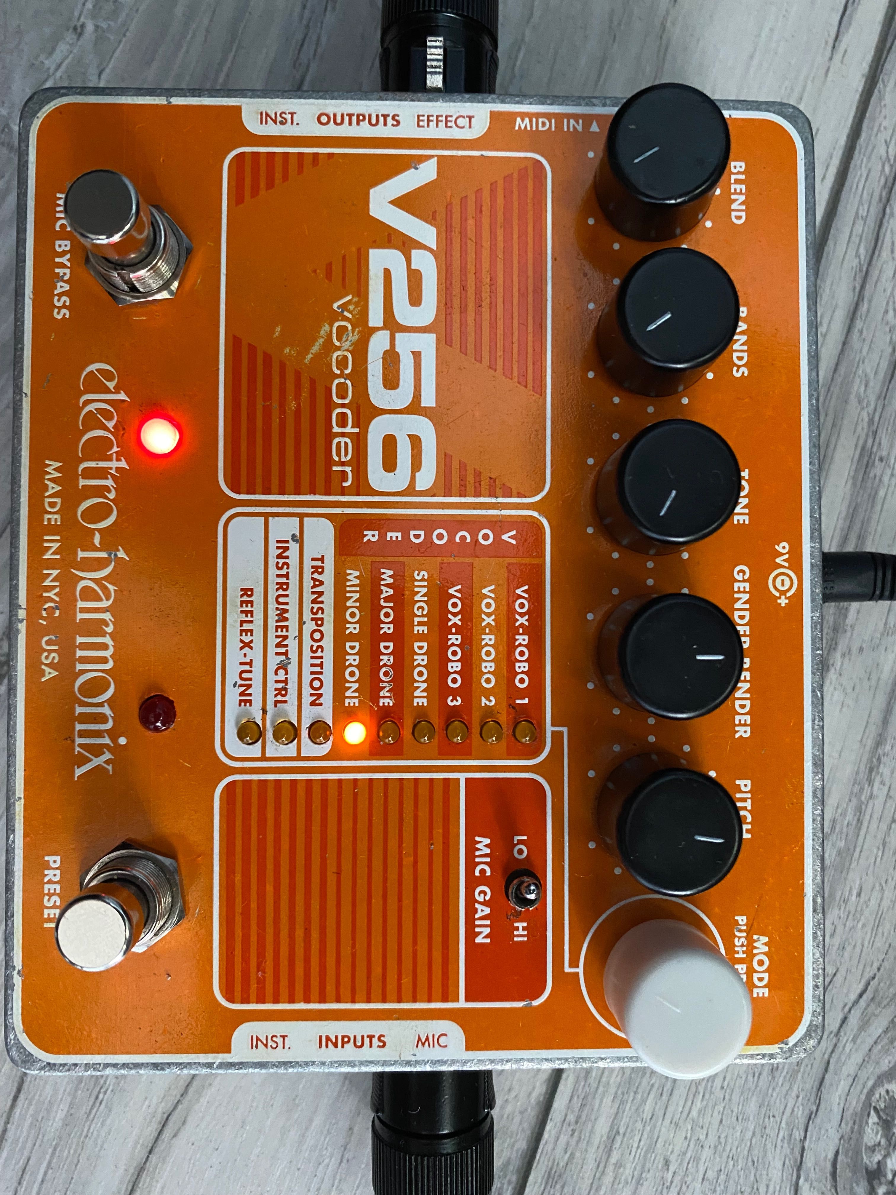 Vocoder harmonix v 256 modulator głosu z mikrofonem