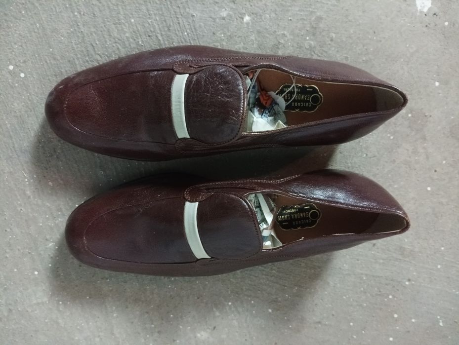 Sapatos clássicos antigos novos