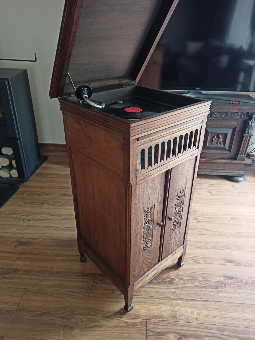 Gramofon przedwojenny antyk.