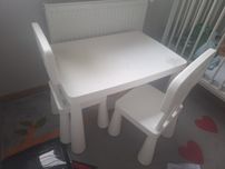 Stół plus dwa krzesla