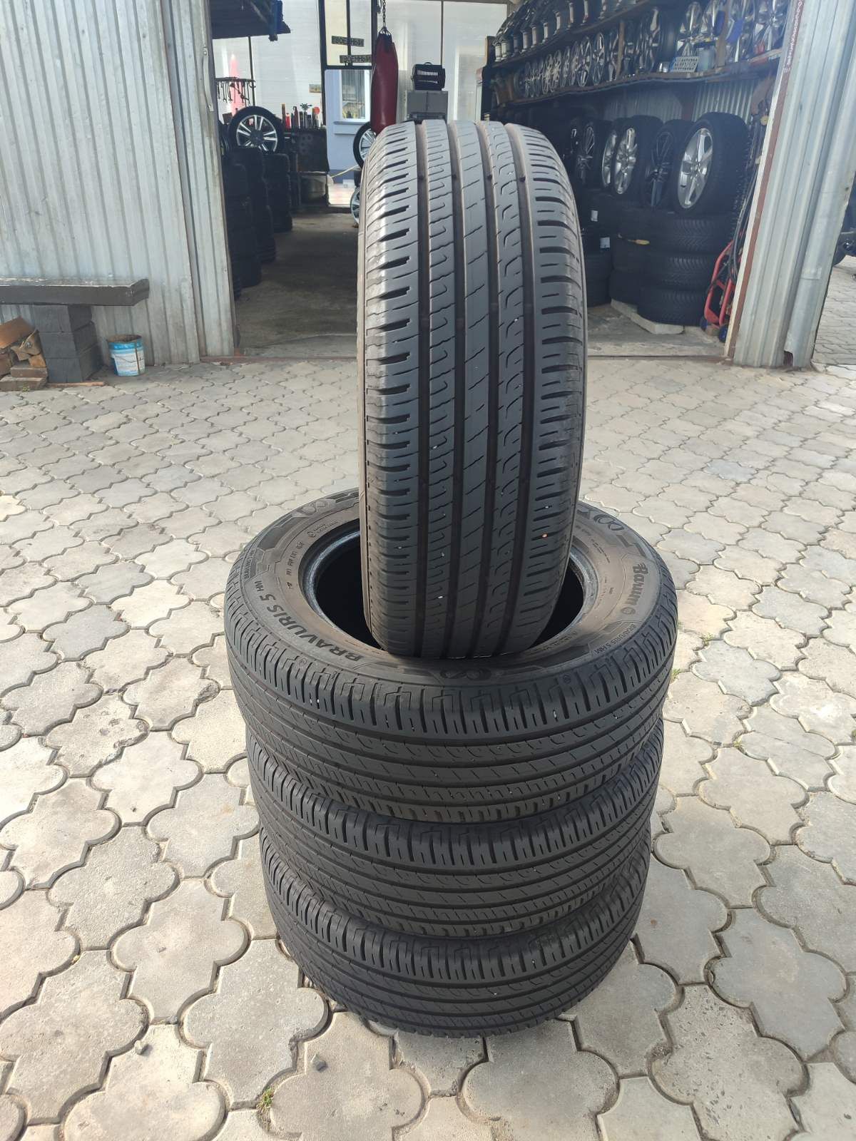 Продам Шини на 16 BARUM 215*65. Літо 2019 року