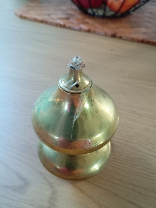 Mosiężna lampka oliwna
