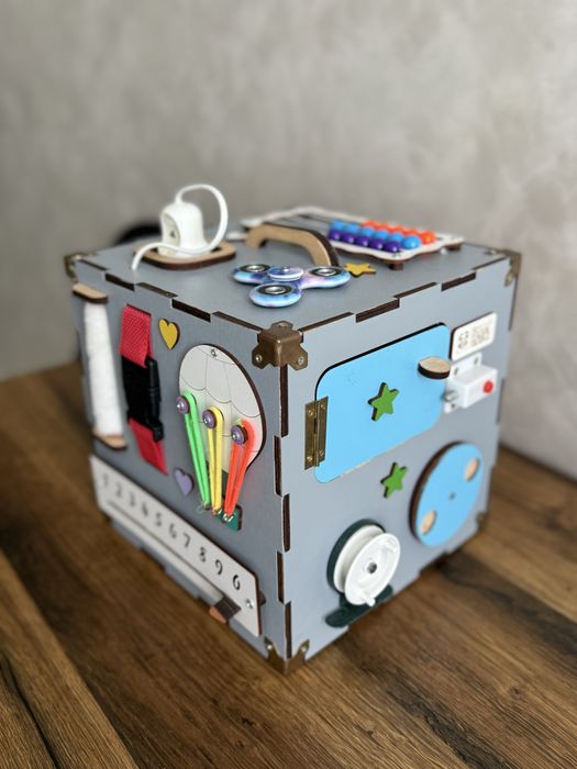 Бізікуб. Розвиваючі іграшки