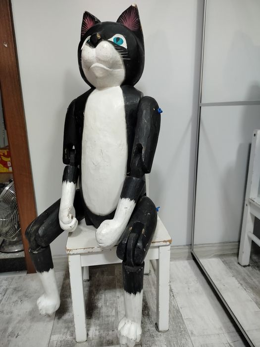 Stary duży drewniany kot