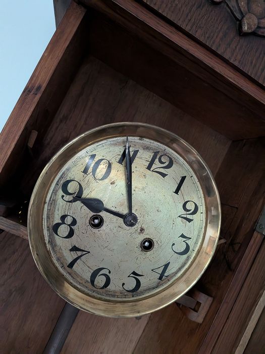 Stylowy zegar ścienny z wahadłem – lata 30–50 XX w.