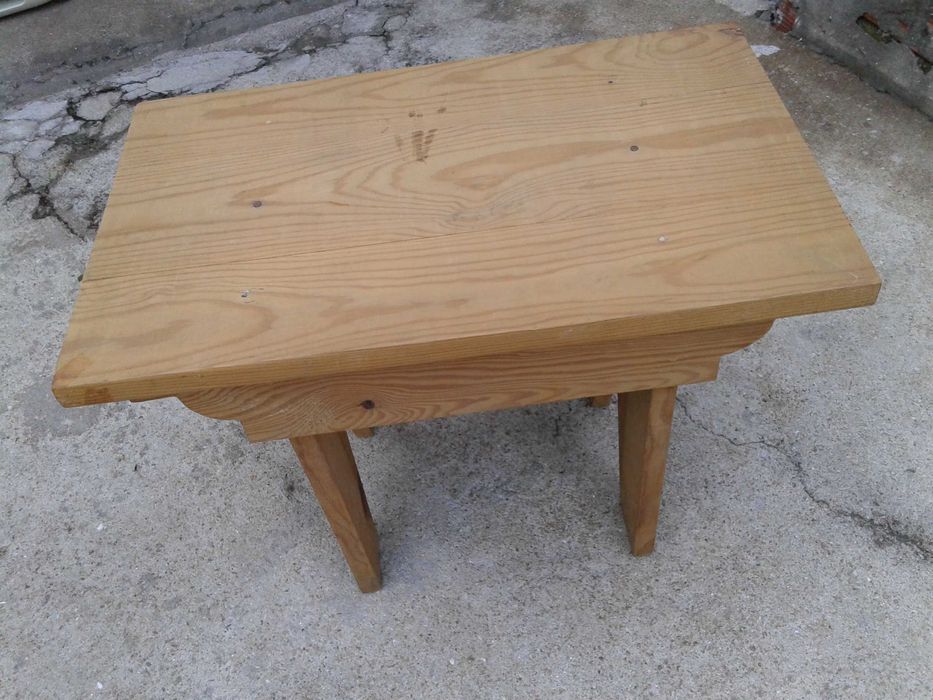 Banco pequeno em madeira maciça