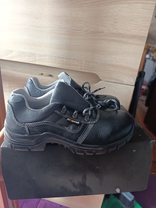 Рабочие полуботинки 40 размер , новые