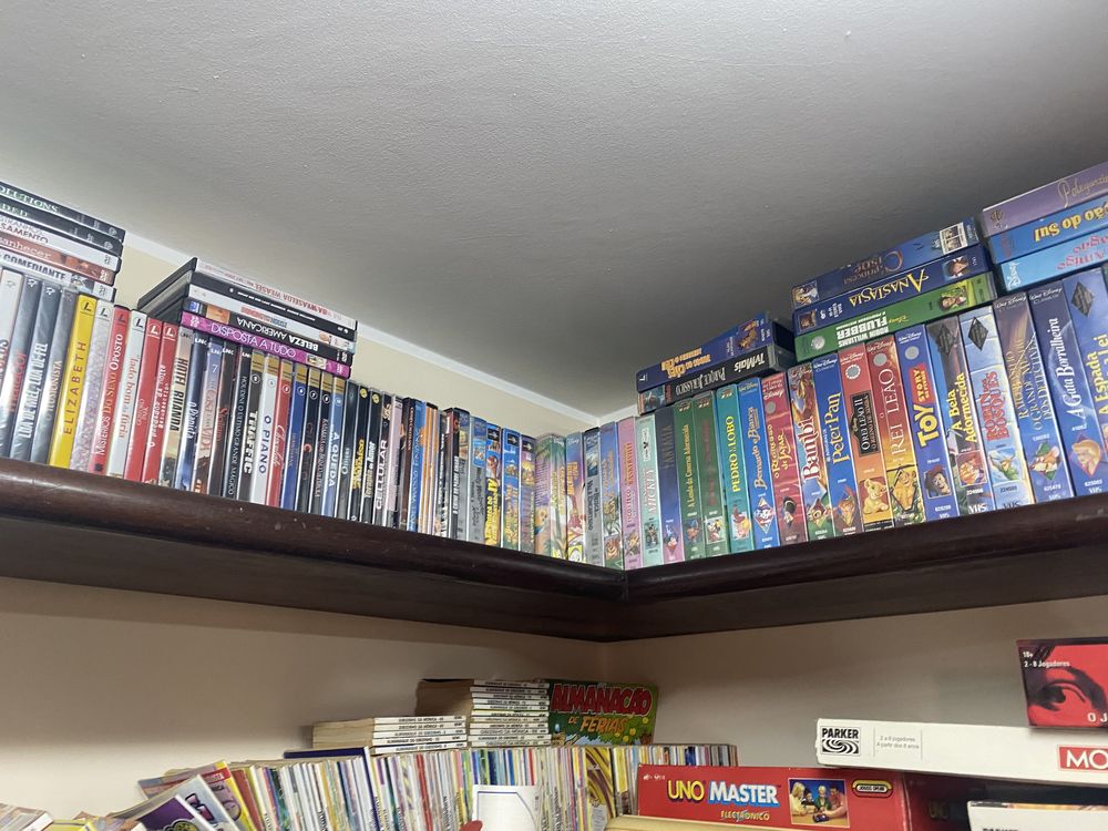 Vendo coleção de cassetes VHS com filmes de animação da Disney