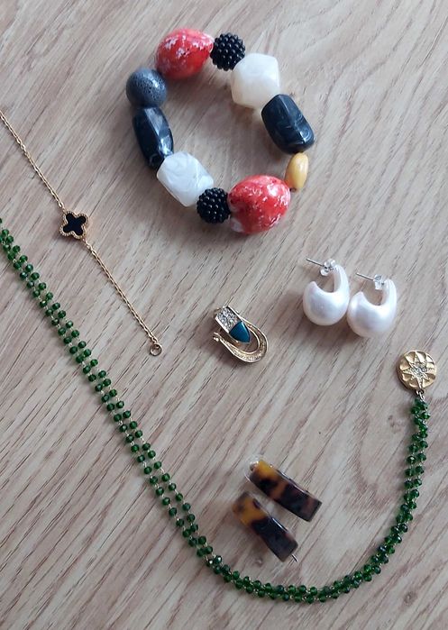 Zestaw biżuterii, naszyjnik, kolczyki, bransoletka.