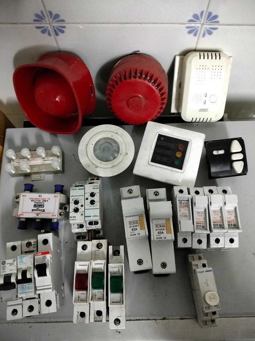 Material elétrico diverso. Algumas imagens