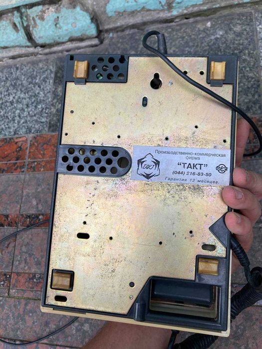 стаціонарний ретро телефон з ротаційним набором