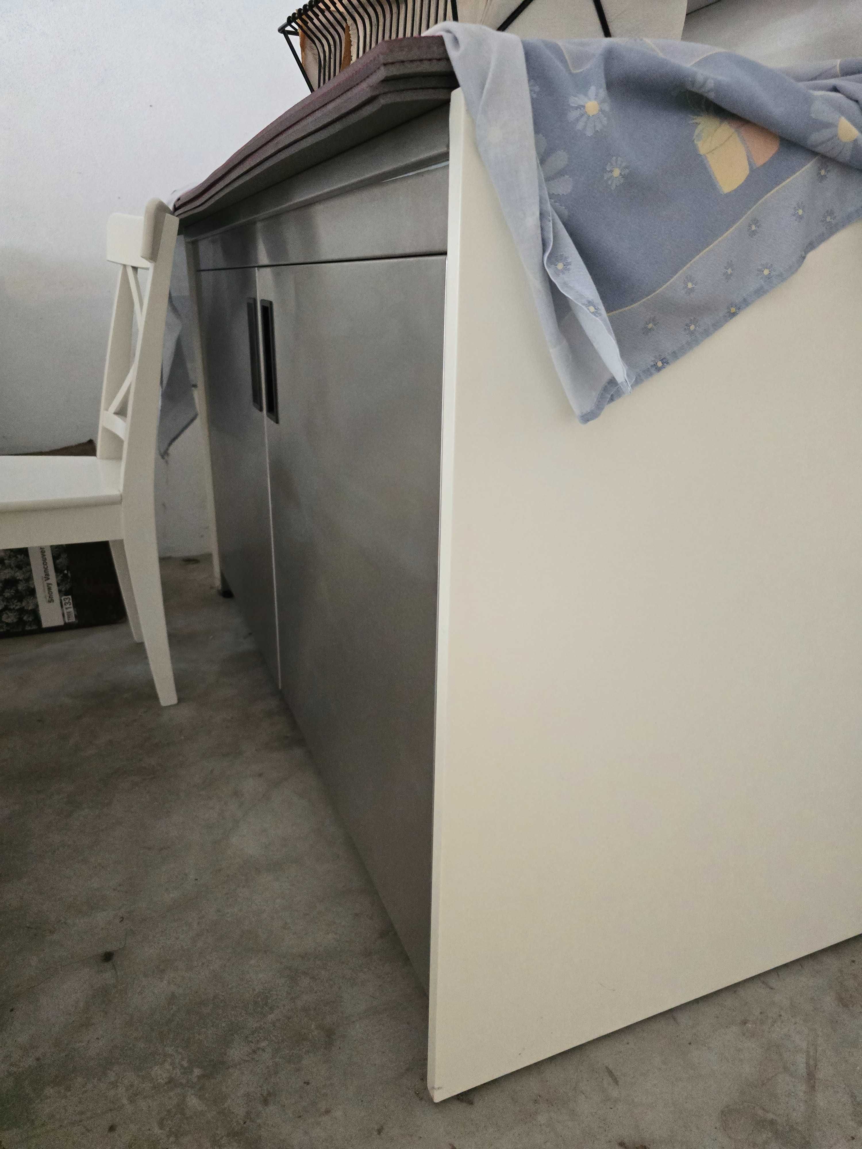 Balcão com interior em inox