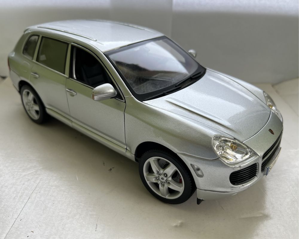 Model samochodu w skali 1:18 Porsche Cayenne Turbo Maisto Bburago