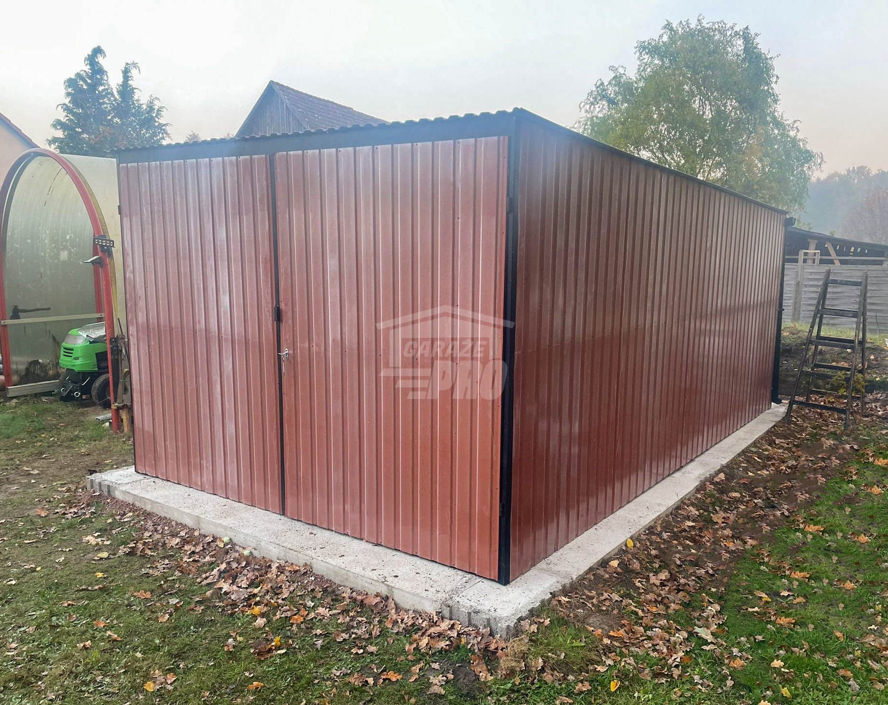 Garaż blaszany 3x5m Brama dwuskrzydłowa rynny - dach spad w tył GP478