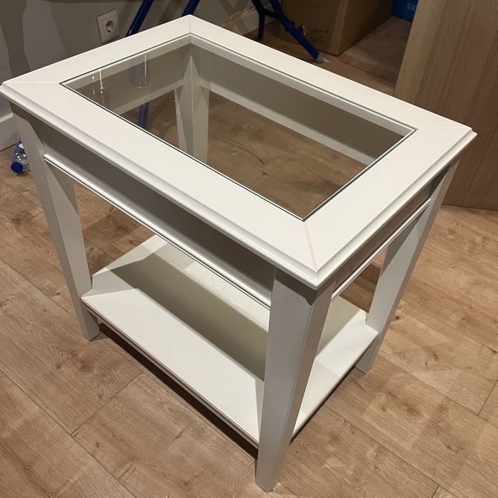 Mesa de cabeceira branca da IKEA