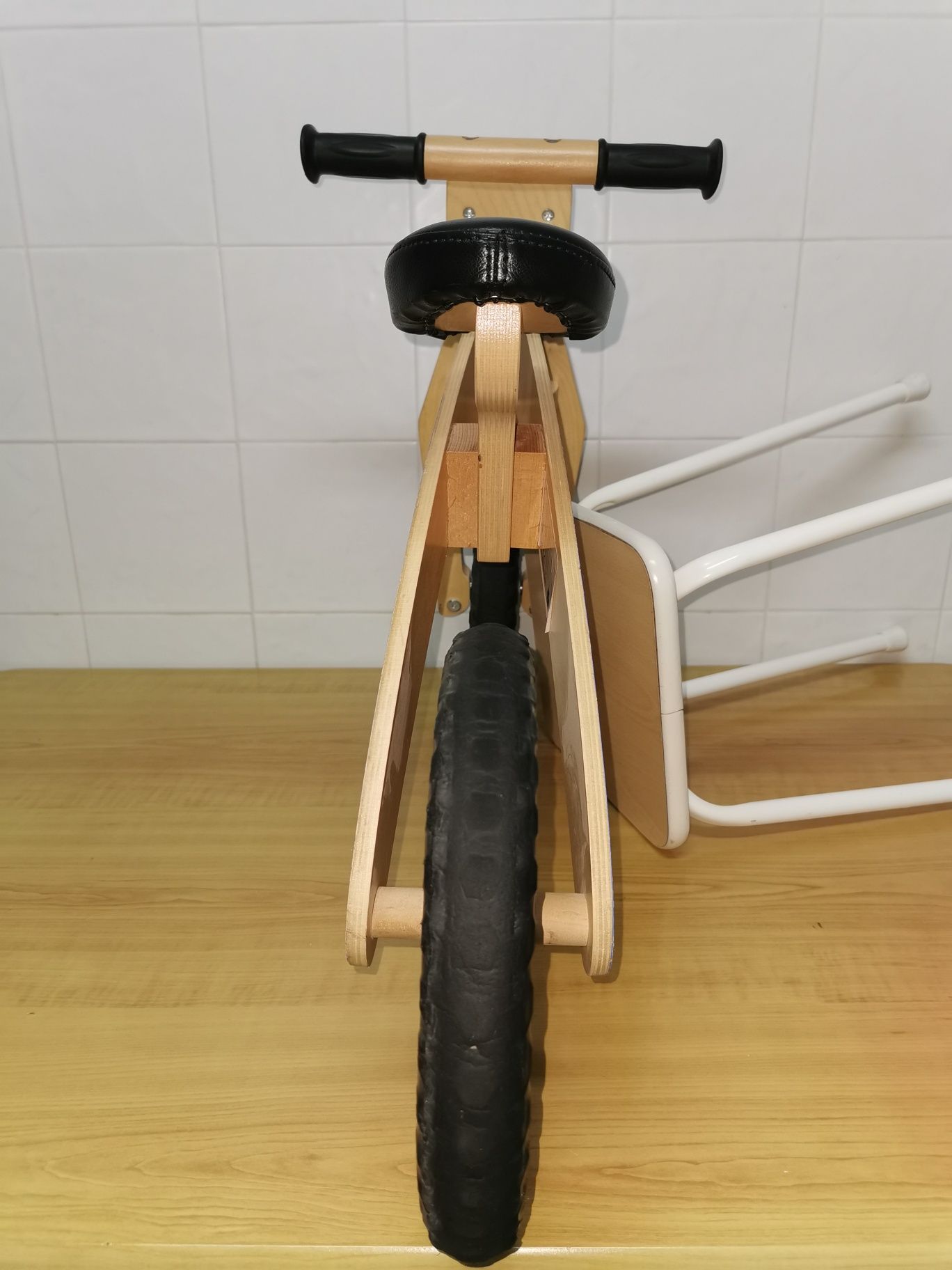 Bicicleta de madeira sem pedais