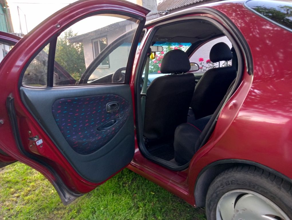 Авто в хорошому стані Хюндай Лантра, продам.