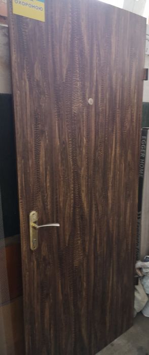 Вхідні двері металеві