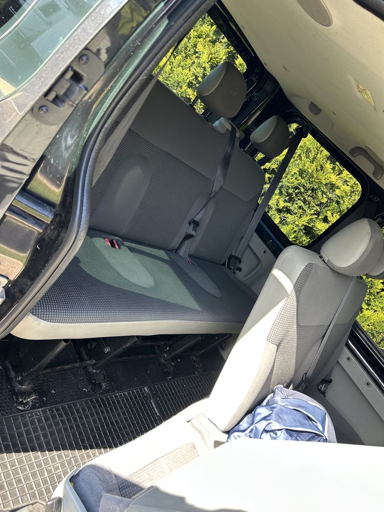 Vivaro 9 osob ladny stan