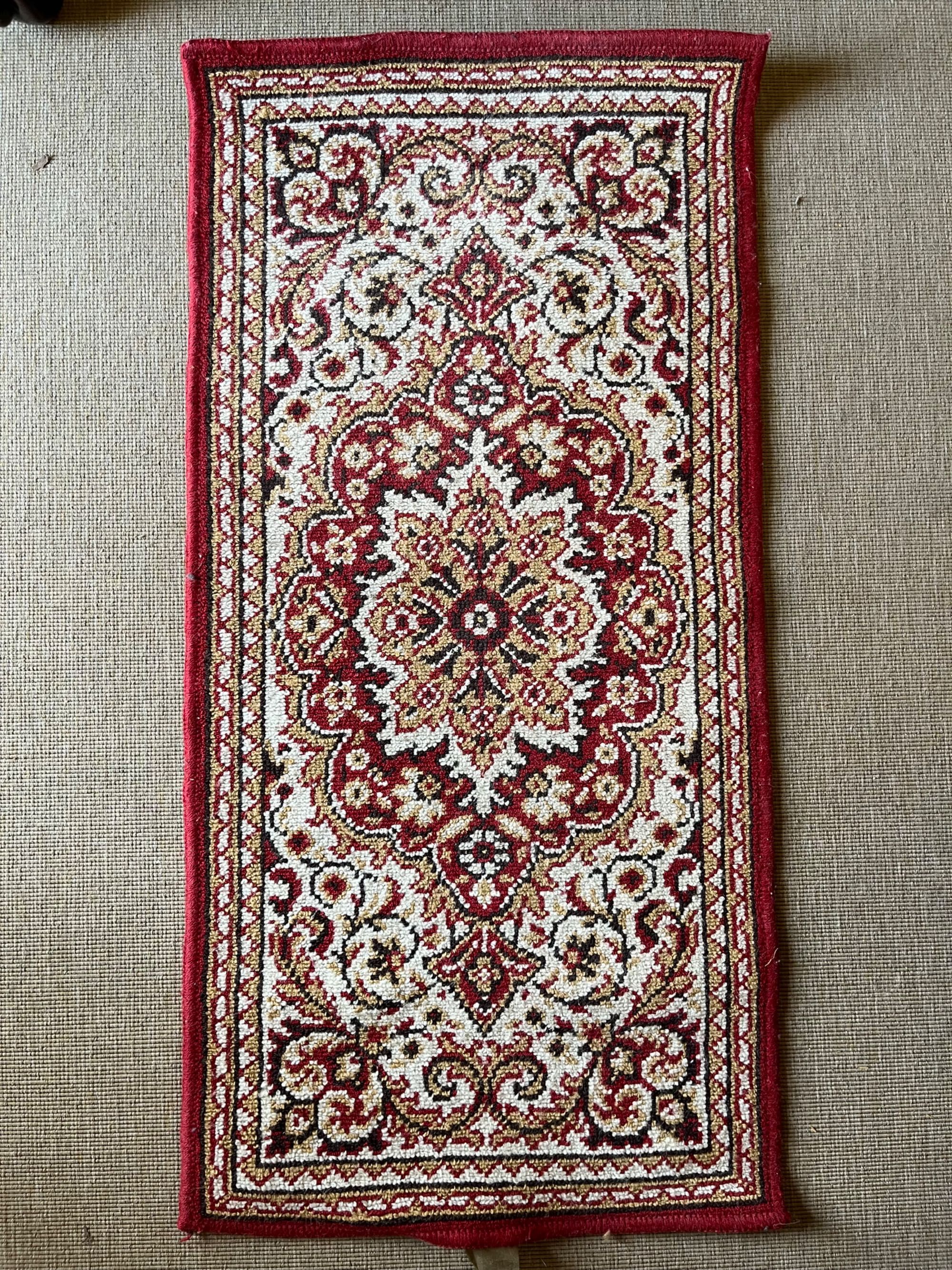 Tapete Vermelho com Padrão