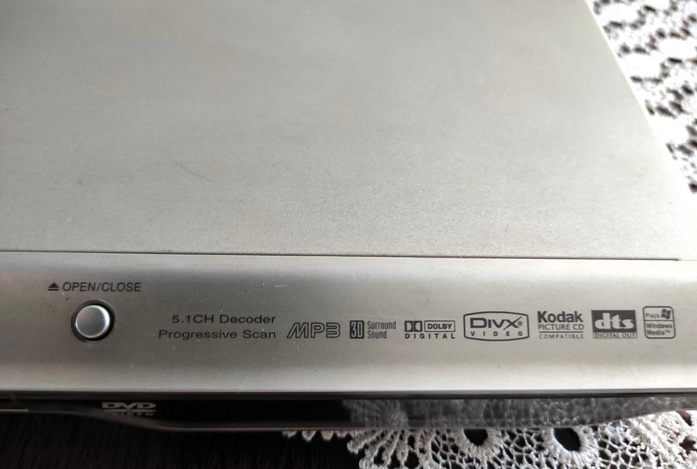 DVD odtwarzacz marki LG sprawny srebrny pod telewizor