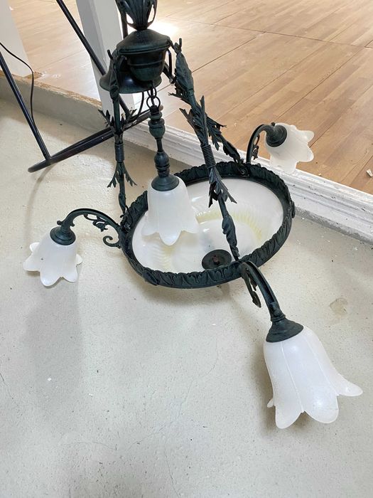 Mesa, cadeiras, 1 candeeiro alto, 2 teto.