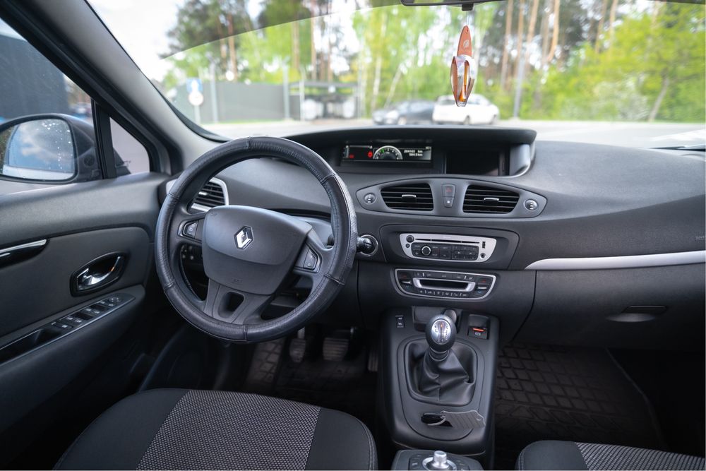 Продам renault grand scenic 2014