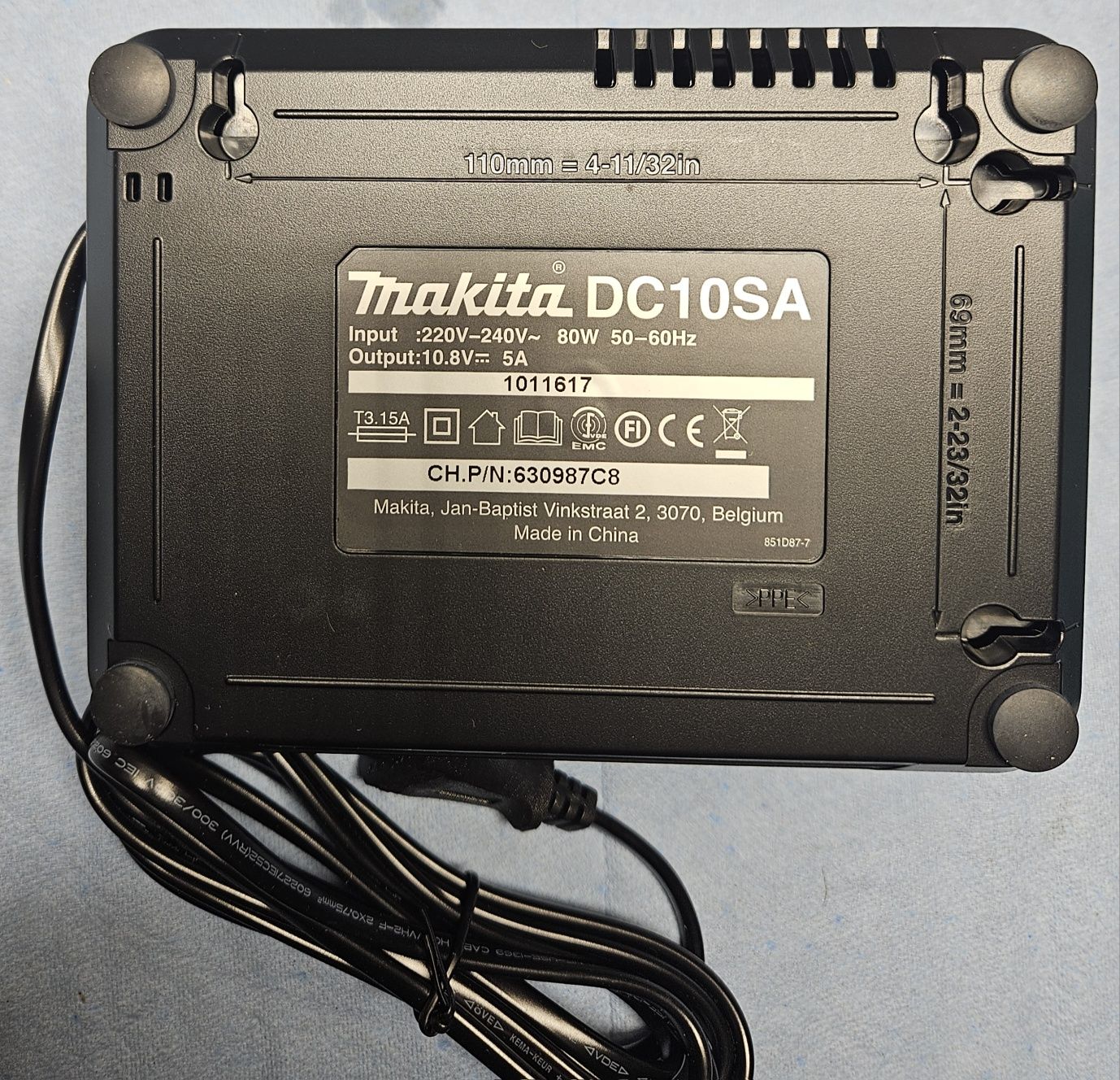 Ładowarka Makita DC10SA oraz DC10WA.