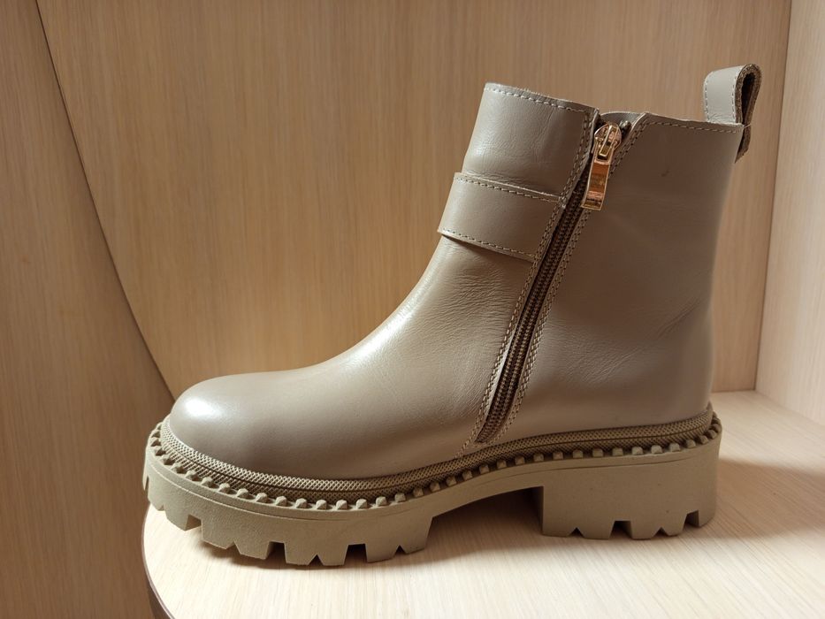 Жіночі шкіряні черевики бежевого кольору на байці  39 розміру