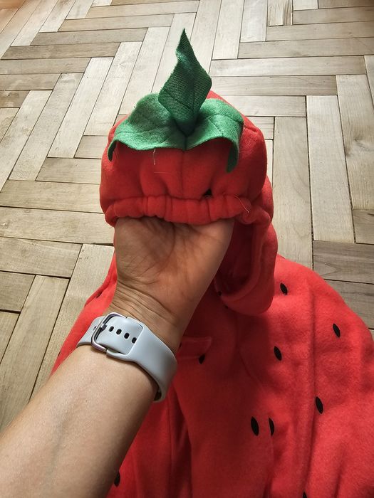 Продам костюм полунички