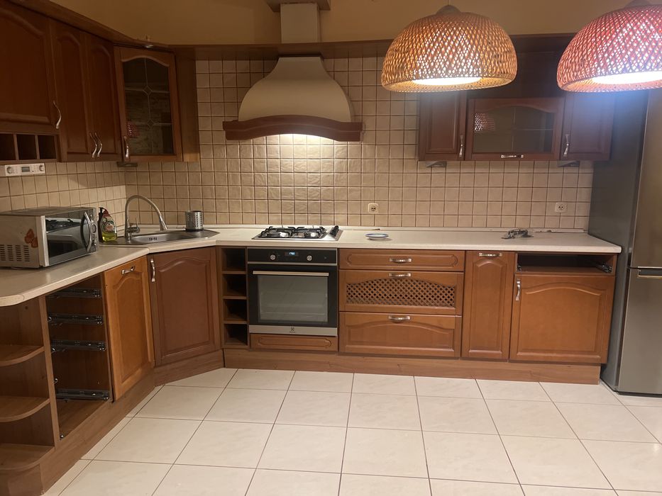 Drewniane szafki kuchenne wraz z piekarnikiem