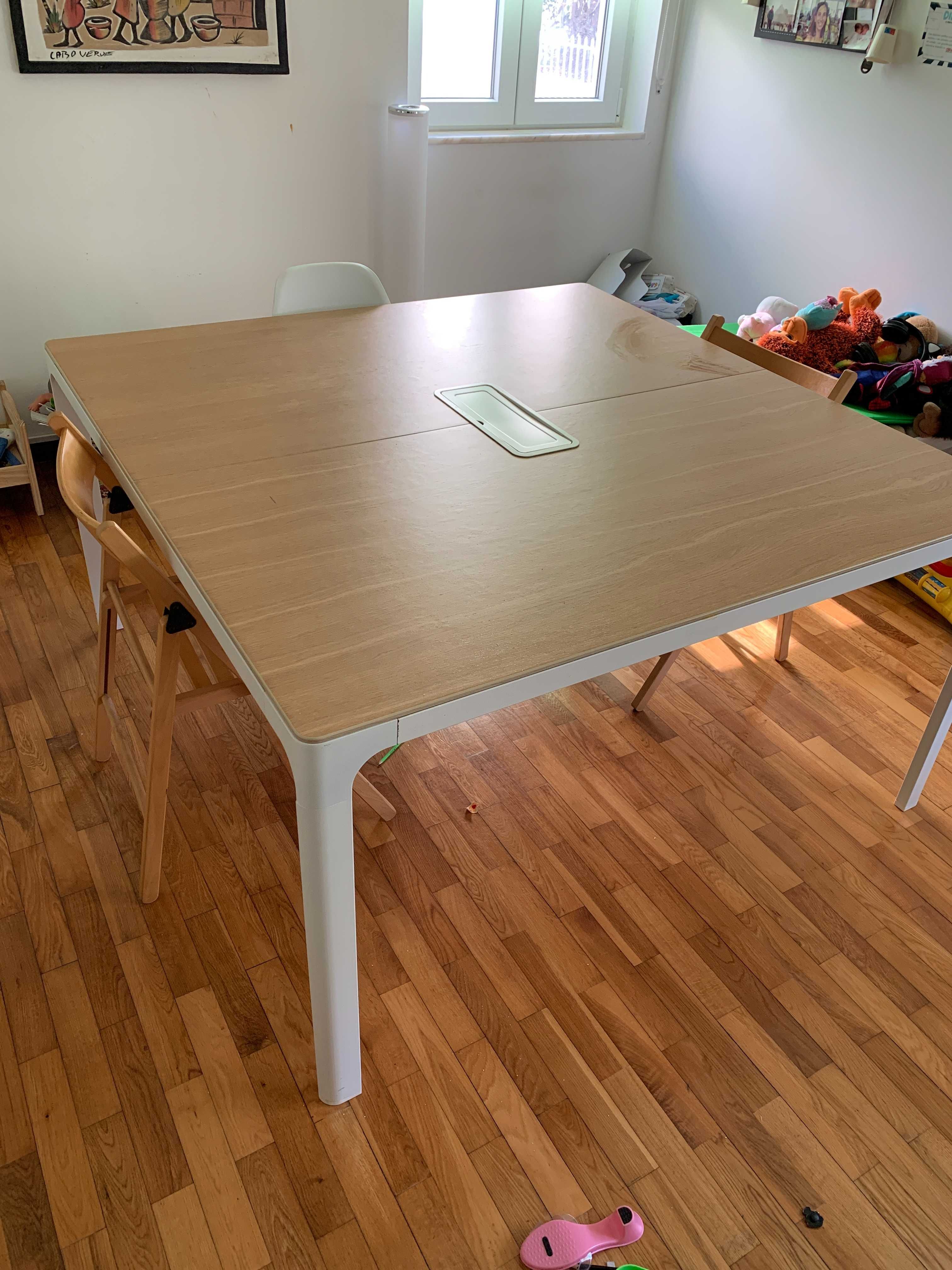 Mesa de reuniões IKEA BEKANT 140x140x73