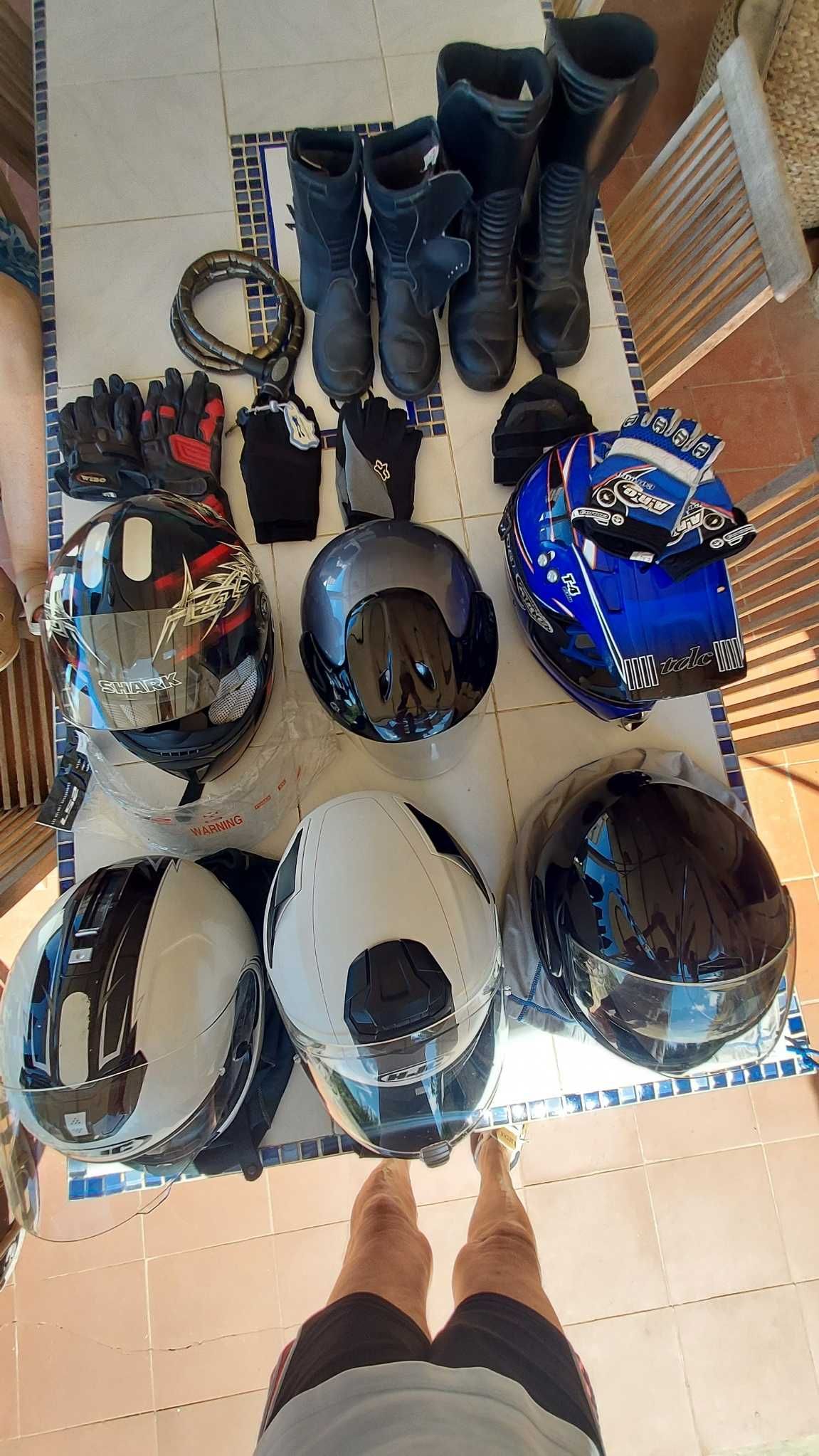 Diversos equipamentos para motociclos