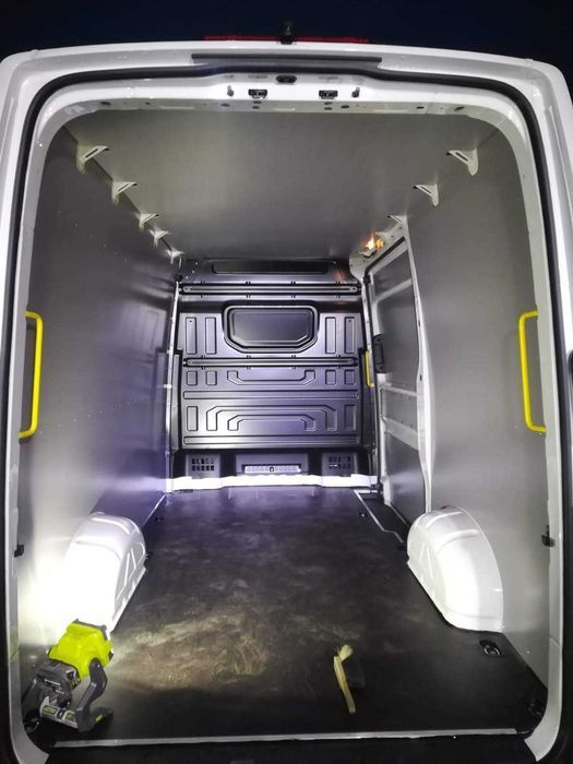 Zabezpieczenie wnętrza paki auta dostawczego VW Crafter L4