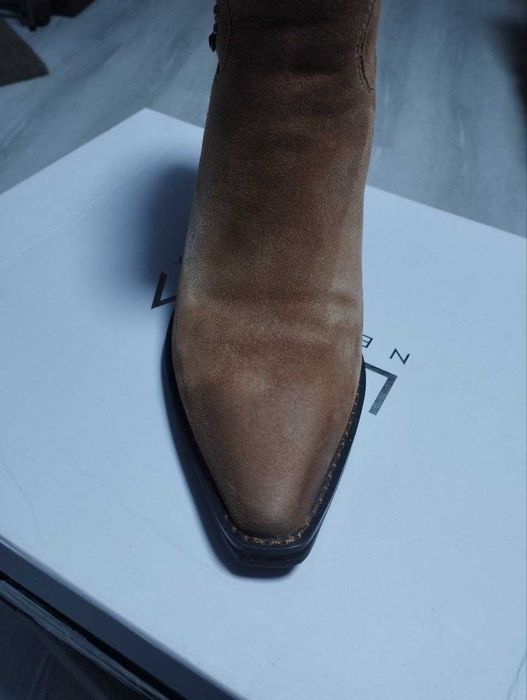 Продам чоботи "Козаки". Натуральна замша, колір пісочний