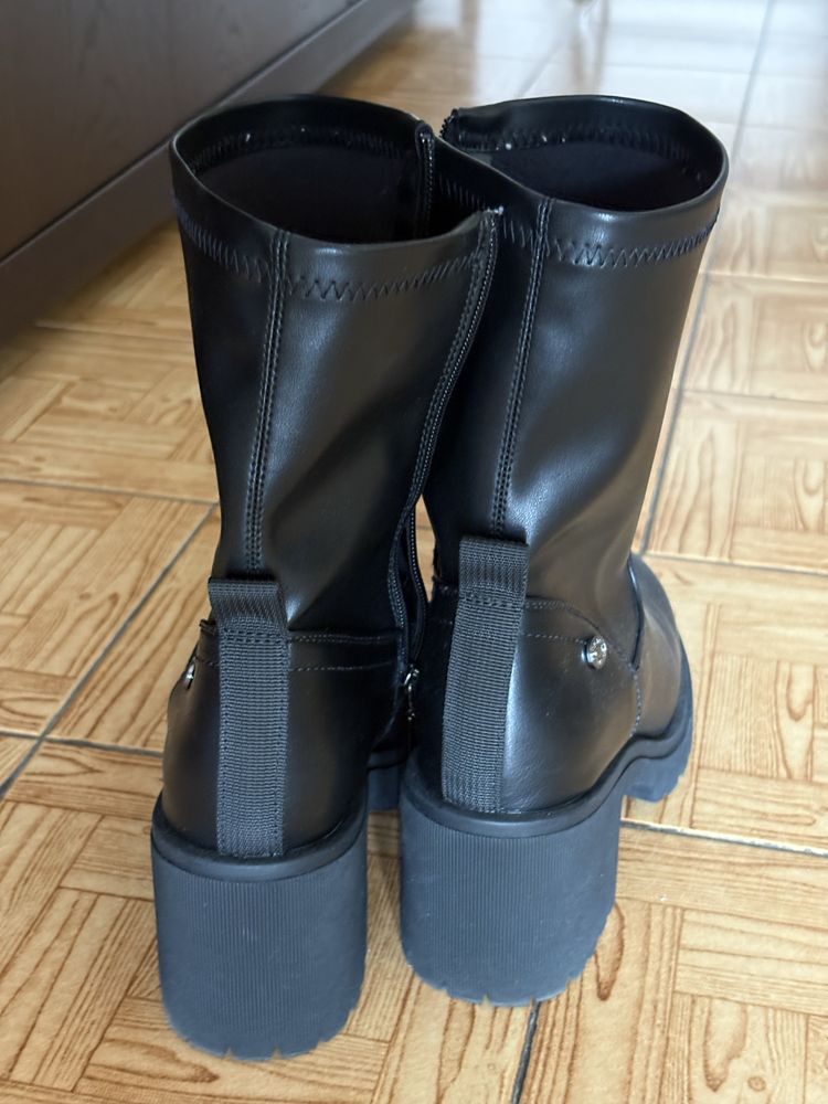 Botas pretas com tacão