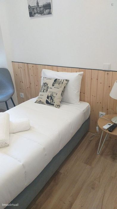 561397 - Quarto com cama de solteiro, com casa...