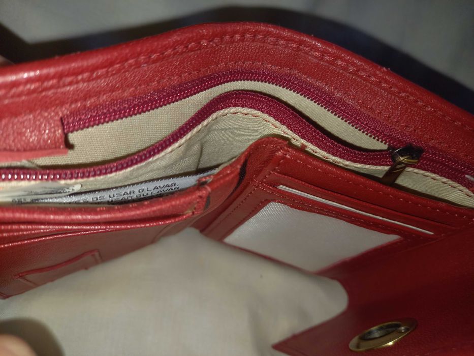 Carteira em pele vermelha