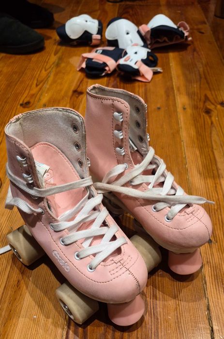 Girls Roller skates & safety kit